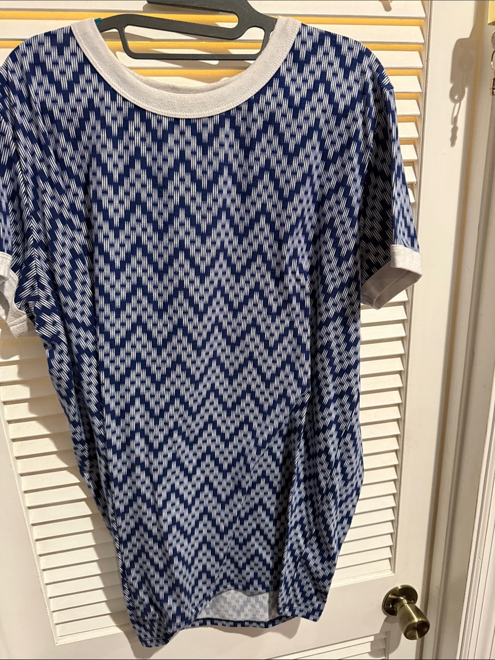 LuLaRoe Men's Navy and White Zigzag Short Sleeve Tee